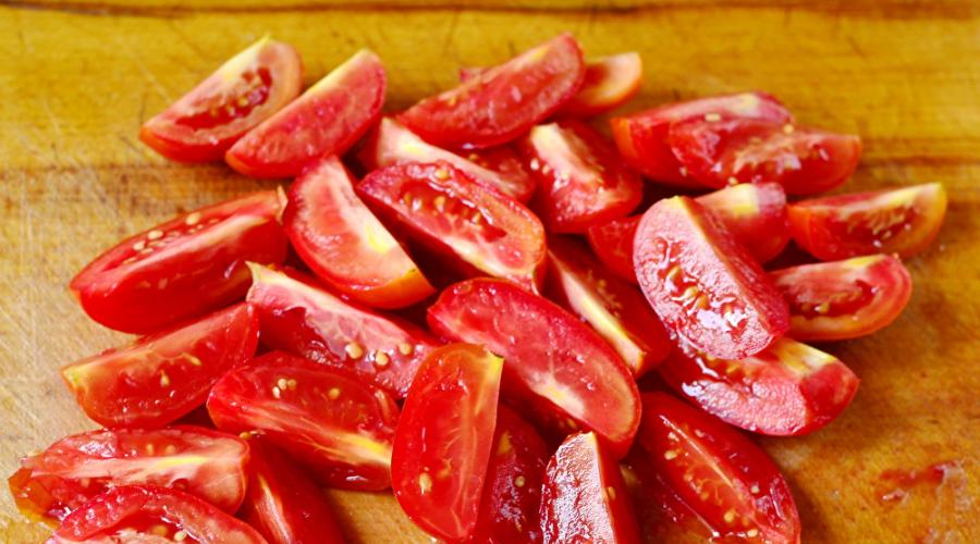 Как приготовить вкусные помидоры дольками. Помидоры половинками на зиму — самые лучшие рецепты. Помидоры дольками на зиму с луком «Вкусненькие»