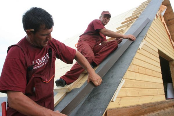 Instalación de listones de viento para chapas onduladas y otros materiales para tejados.