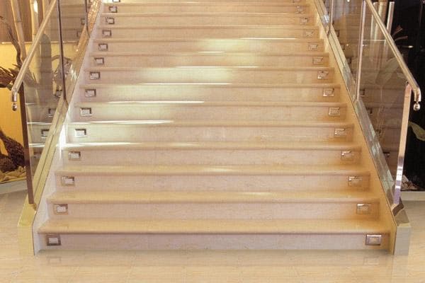 Fabriquer des marches pour les escaliers en grès cérame dans la maison
