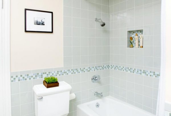 Hogyan válasszuk ki a megfelelő csempe dekorációt a fürdőszobában, és hogyan fejezzük be?