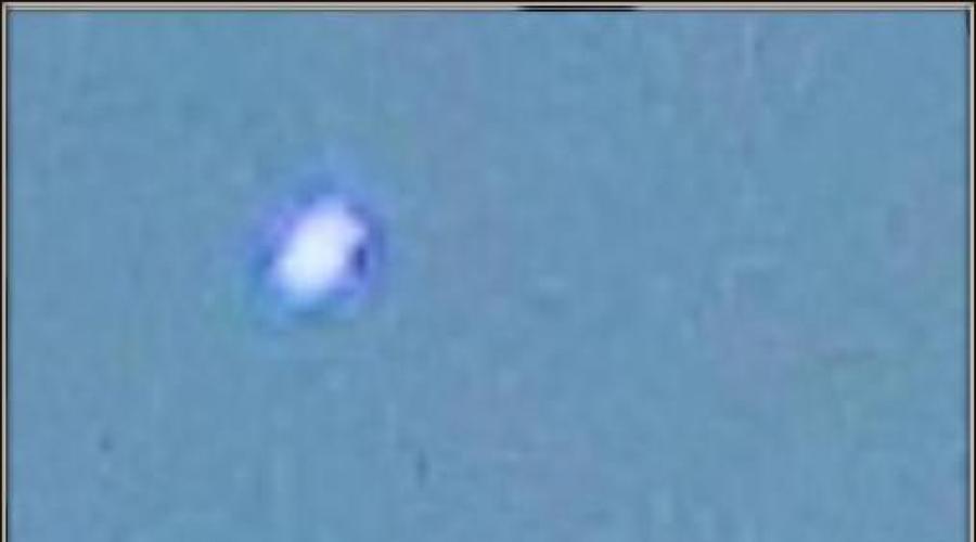 UFO czy zwykły widok?  Mieszkańców Noworosyjska zaskoczyła ogromna świetlista kropka na niebie.  UFO patrolujące niebo ziemia czarna kropka wiszące niebo małe