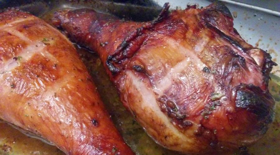 How to cook turkey leg in the oven.  Turkey legs in the oven.  Turkey legs with a side dish of potatoes in the oven