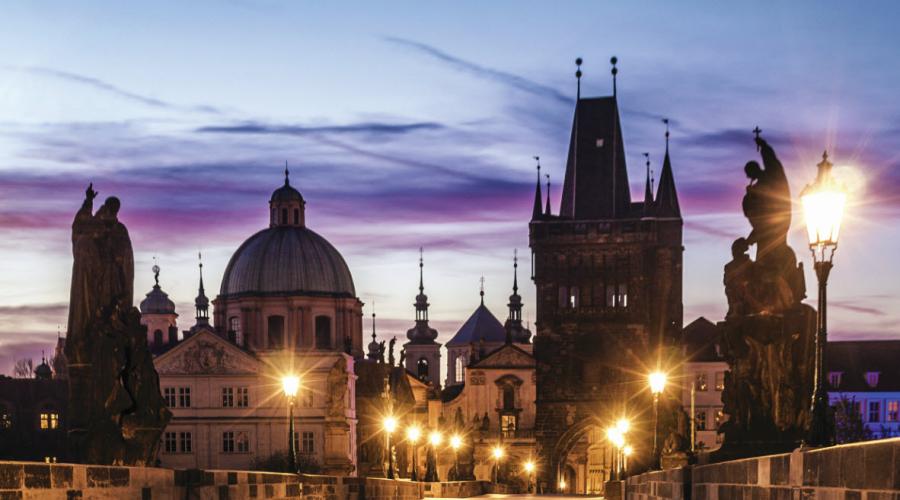 Zašto je Prag grad vještica.  Skulptura Tri vještice “lete”.  Břevnov Festival spaljivanja vještica i piva