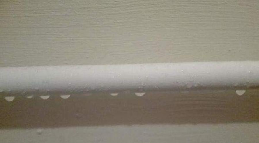 Condensation sur une conduite d'eau froide.  Condensation sur les tuyaux, éliminant l'excès d'humidité