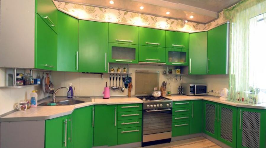 Green kitchen design.  The right combination of colors.  Kitchen in green, acceptable combinations with other colors, selection of fittings, curtains, wallpaper, flooring Brown kitchen with a light green apron