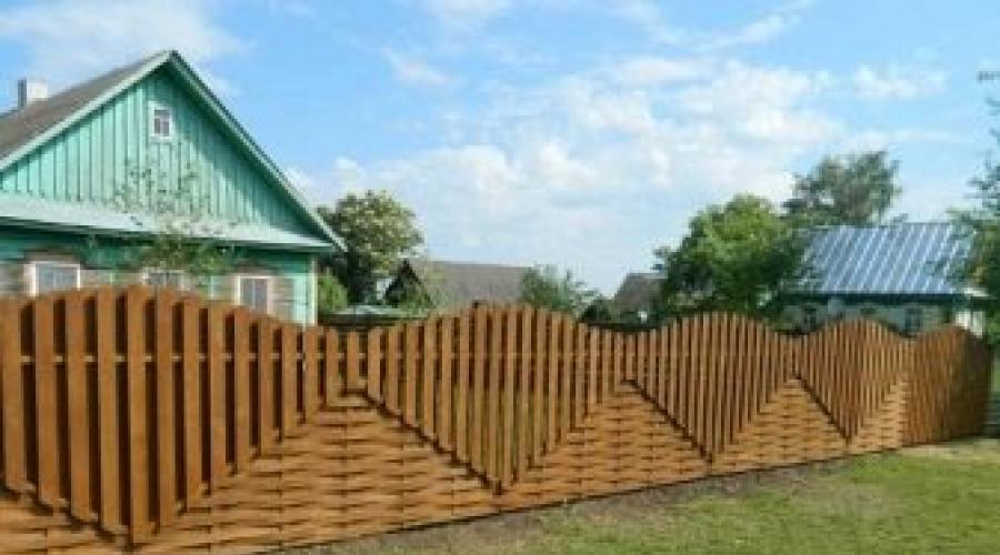 Сделать маленький забор. Как сделать забор из профнастила. Варианты дизайнерских решений