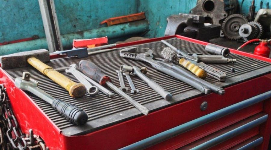 Cool DIY garage ideas.  DIY garage accessories - homemade machines, tools.  Shelves in the room - for storing loose fasteners and more