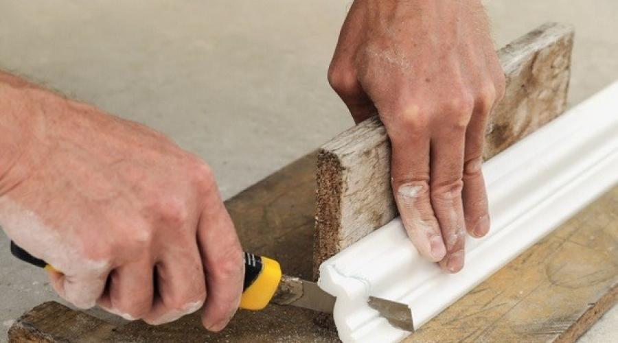 Comment faire un coin sur une plinthe en plastique.  Comment couper un coin interne et externe sur un plinthe de plafond à l'aide d'une boîte à onglets.  Trancher avec de la boue