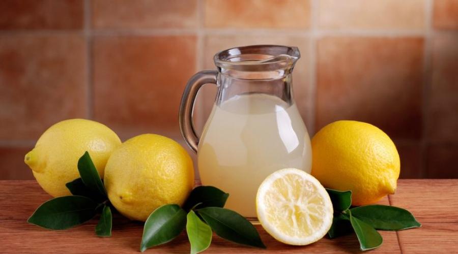 ثلاث طرق لعمل عصير الليمون.  فوائد عصير الليمون وقواعد تناوله