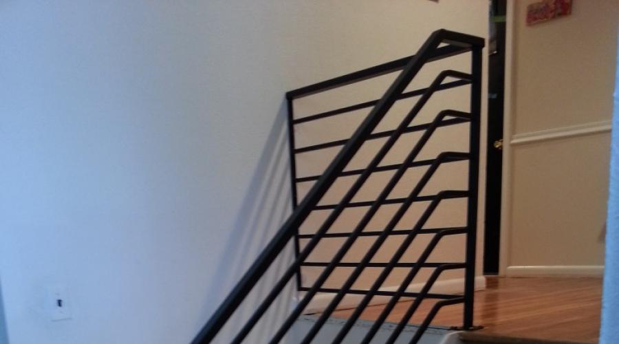 Металлические перила для лестниц. Перила для лестницы в частном доме: выбор типа ограждений, используемые материалы, фото и видео. Установка перил из металла на лестницу своими руками