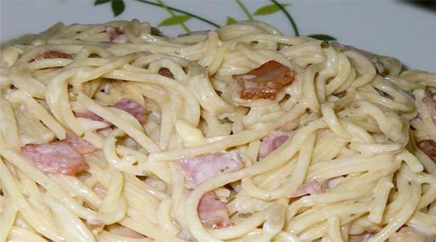 Włoski makaron z szynką.  Makaron z szynką.  Spaghetti z szynką, pomidorami i serem