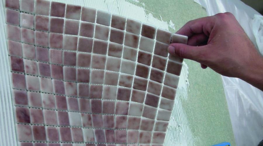 A diferença entre mosaicos em papel e em grade, as etapas de colocação desse azulejo em paredes e pisos.  Ladrilhos de mosaico auto-colocados em papel Ladrilhos de mosaico sobre o que colar