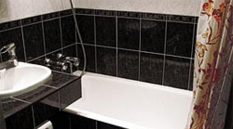 Ванна можно перенести. Ванна поперек ванной комнаты. Развернуть ванну поперек в хрущевке. Черно белые ремонты ванных в брежневке. Ванна короче стены.