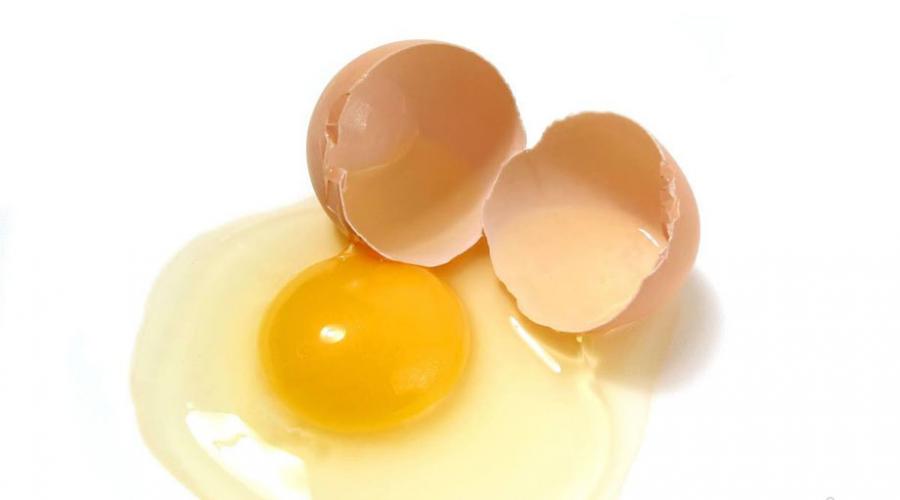 A gdyby surowe jajko unosiło się w wodzie.  Jak przetestować jajka pod kątem świeżości w wodzie?