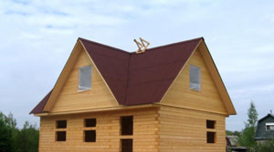 Maison en bois description.  Maison privée faite de poutres en bois.  Sol et plafond dans une maison en bois