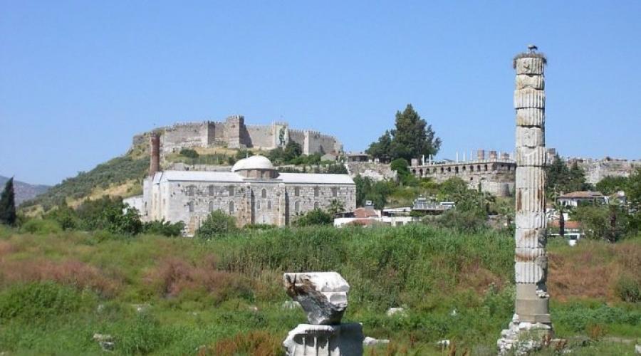 O Templo de Ártemis em Éfeso é uma das sete maravilhas do mundo antigo.  Templo de Ártemis em Éfeso (Artemisão)