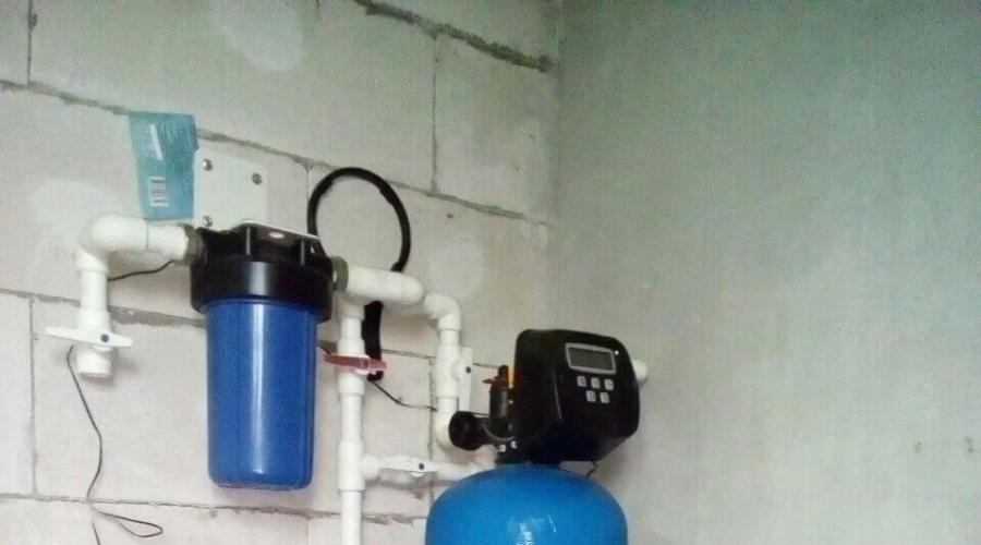 نظام تنقية المياه بالمنزل.  مرشحات لتنقية المياه في كوخ ومنزل ريفي.  أجهزة تنقية المياه الخشنة